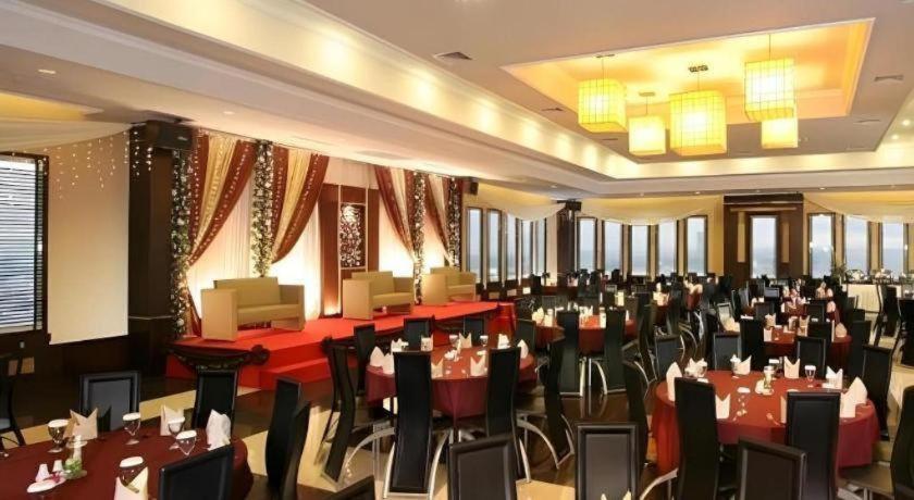 Orchardz Hotel Gajah Mada Pontianak Exterior photo