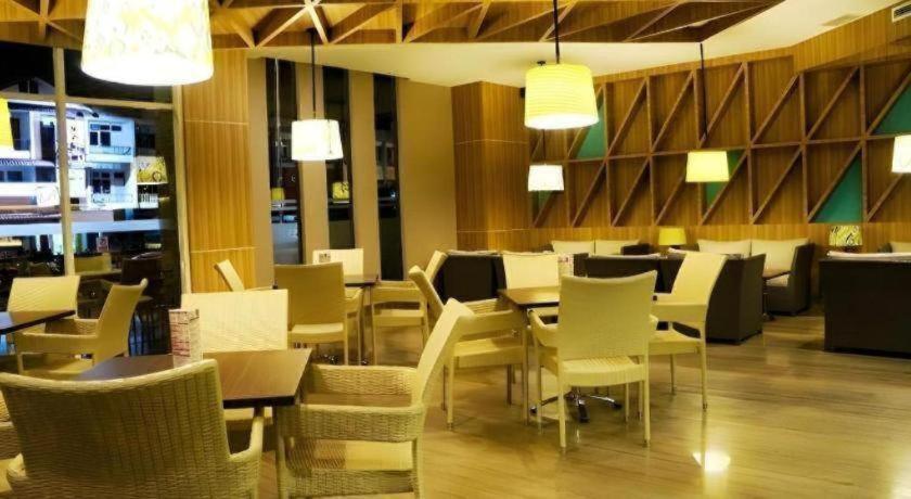 Orchardz Hotel Gajah Mada Pontianak Exterior photo