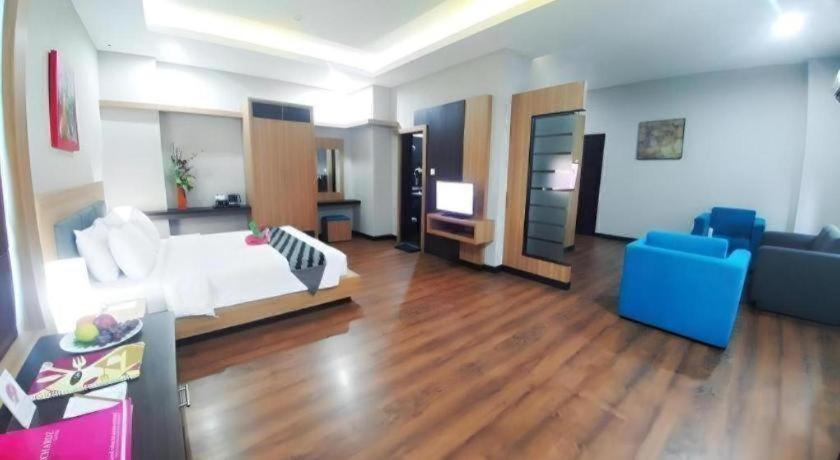 Orchardz Hotel Gajah Mada Pontianak Exterior photo