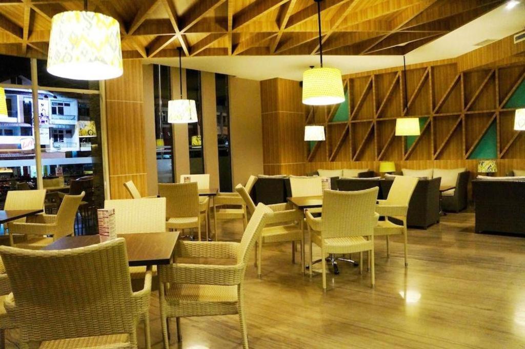 Orchardz Hotel Gajah Mada Pontianak Exterior photo