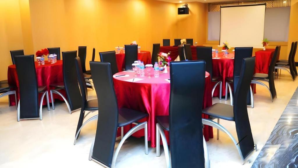 Orchardz Hotel Gajah Mada Pontianak Exterior photo