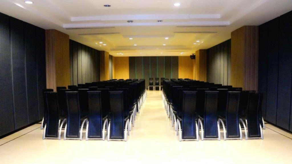 Orchardz Hotel Gajah Mada Pontianak Exterior photo